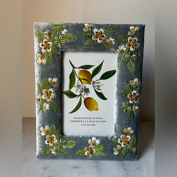 Embroidered Floral Velvet Picture Frame for 4”x6” photo - Picture 1 of 12